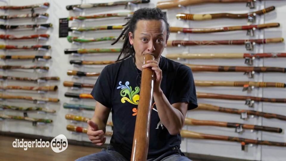 Sanshi playing the wobble technique on the didgeridoo