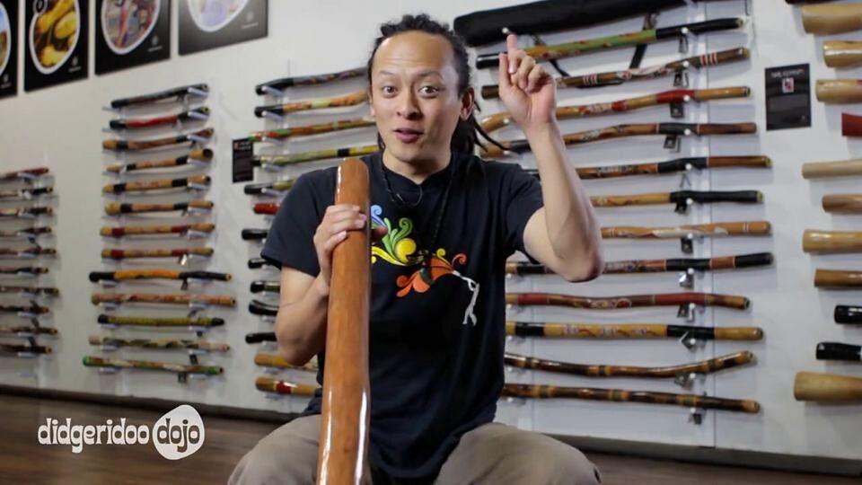 Sanshi giving a didgeridoo practice tip